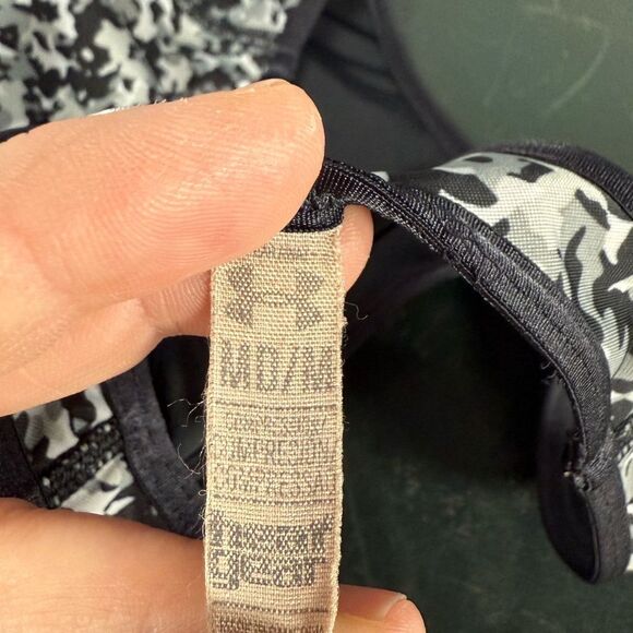 UNDER ARMOUR WOMENS SPORTS BRA Medium Size - Picture 3 of 3